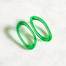Laden Sie das Bild in den Galerie-Viewer, ALAS LIGHT grass green oval statement stud earrings
