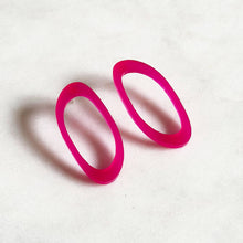 Laden Sie das Bild in den Galerie-Viewer, ALAS LIGHT raspberry pink oval statement stud earrings
