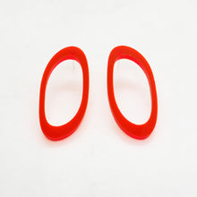 Laden Sie das Bild in den Galerie-Viewer, ALAS LIGHT blood orange oval statement stud earrings - AYR TAN
