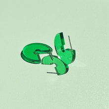 Cargar imagen en el visor de la galería, DISCUS grass green stud earrings - AYR TAN
