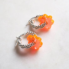 Cargar imagen en el visor de la galería, Textured twisted small silver hoops with blood orange flower pendant - AYR TAN
