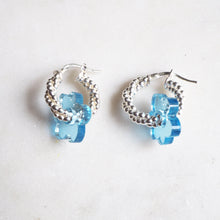 Carica l&#39;immagine nel visualizzatore di Gallery, Textured twisted small silver hoops with blue flower pendant - AYR TAN
