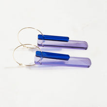 Laden Sie das Bild in den Galerie-Viewer, BRONTE duo sky blue - blue hoop earrings gold - AYR TAN
