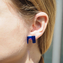 Carica l&#39;immagine nel visualizzatore di Gallery, ARTY blue contemporary stud earrings - AYR TAN

