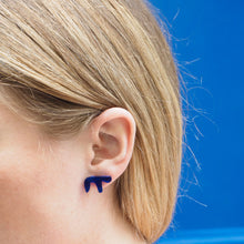 Laden Sie das Bild in den Galerie-Viewer, ARTY blue contemporary stud earrings - AYR TAN
