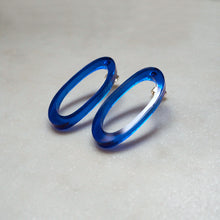 Laden Sie das Bild in den Galerie-Viewer, ALAS LIGHT blue oval statement stud earrings - AYR TAN
