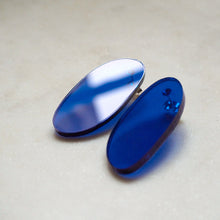 Laden Sie das Bild in den Galerie-Viewer, ALAS ocean blue oval statement earrings studs - AYR TAN
