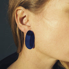 Charger l&#39;image dans la galerie, ALAS ocean blue oval statement earrings studs - AYR TAN
