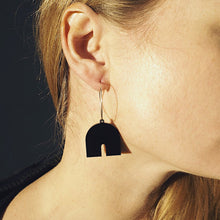 Charger l&#39;image dans la galerie, ARCHIE black hoop arc earrings gold - AYR TAN
