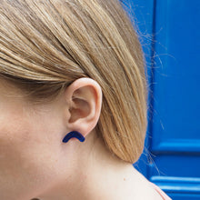 Carica l&#39;immagine nel visualizzatore di Gallery, ARTY blue contemporary stud earrings - AYR TAN
