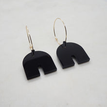 Laden Sie das Bild in den Galerie-Viewer, ARCHIE black hoop arc earrings gold - AYR TAN
