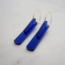 Charger l&#39;image dans la galerie, BRONTE ocean blue hoop earrings gold - AYR TAN
