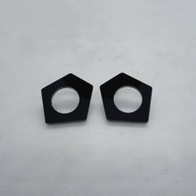 Charger l&#39;image dans la galerie, BRUTUS black geometrical stud earrings - AYR TAN
