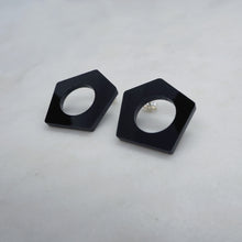Cargar imagen en el visor de la galería, BRUTUS black geometrical stud earrings - AYR TAN
