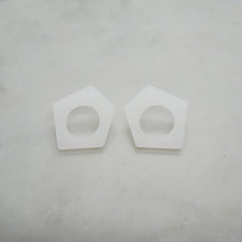 Charger l&#39;image dans la galerie, BRUTUS white geometrical stud earrings - AYR TAN
