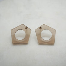 Charger l&#39;image dans la galerie, BRUTUS tan geometrical stud earrings - AYR TAN
