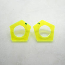 Laden Sie das Bild in den Galerie-Viewer, BRUTUS acid yellow geometrical stud earrings - AYR TAN
