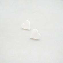 Cargar imagen en el visor de la galería, Mini HEART studs - pearl white - AYR TAN
