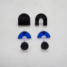 Charger l&#39;image dans la galerie, ARC black minimal stud earrings - AYR TAN
