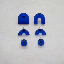 Laden Sie das Bild in den Galerie-Viewer, ARC blue minimal stud earrings - AYR TAN
