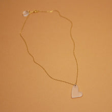 Laden Sie das Bild in den Galerie-Viewer, MELTING HEART necklace chalk white gold - small - AYR TAN
