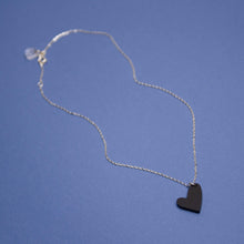Laden Sie das Bild in den Galerie-Viewer, MELTING HEART necklace black gold - small - AYR TAN
