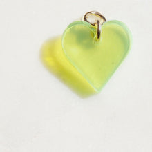Cargar imagen en el visor de la galería, HEART pendant pine green - AYR TAN
