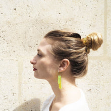 Charger l&#39;image dans la galerie, BRONTE acid yellow hoop earrings gold - AYR TAN
