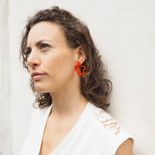 Laden Sie das Bild in den Galerie-Viewer, CORELLA blood orange stud statement earrings - AYR TAN
