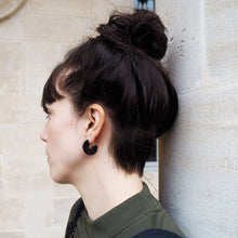 Carica l&#39;immagine nel visualizzatore di Gallery, DISCUS pine green stud earrings - AYR TAN
